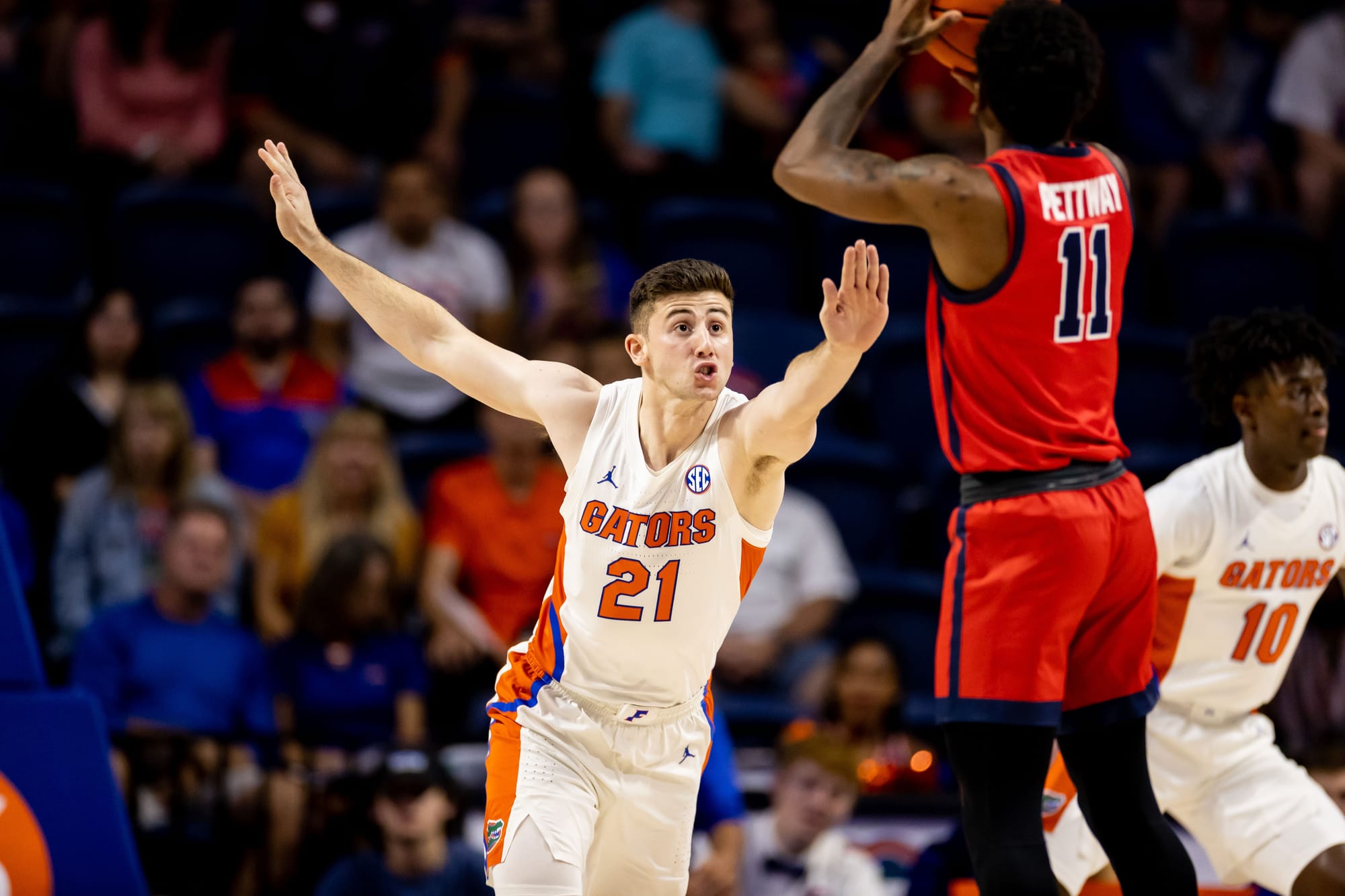 Florida basketball guard Alex Klatsky (21) defends the shot from Stony Brook guard Tanahj Pettway (11) during the second half at the Stephen C. O'Connell Center on Nov 7, 2022.